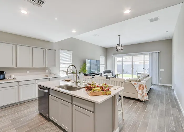 Holiday home W/ Yard - 1 Mi To Harrah's Casino!